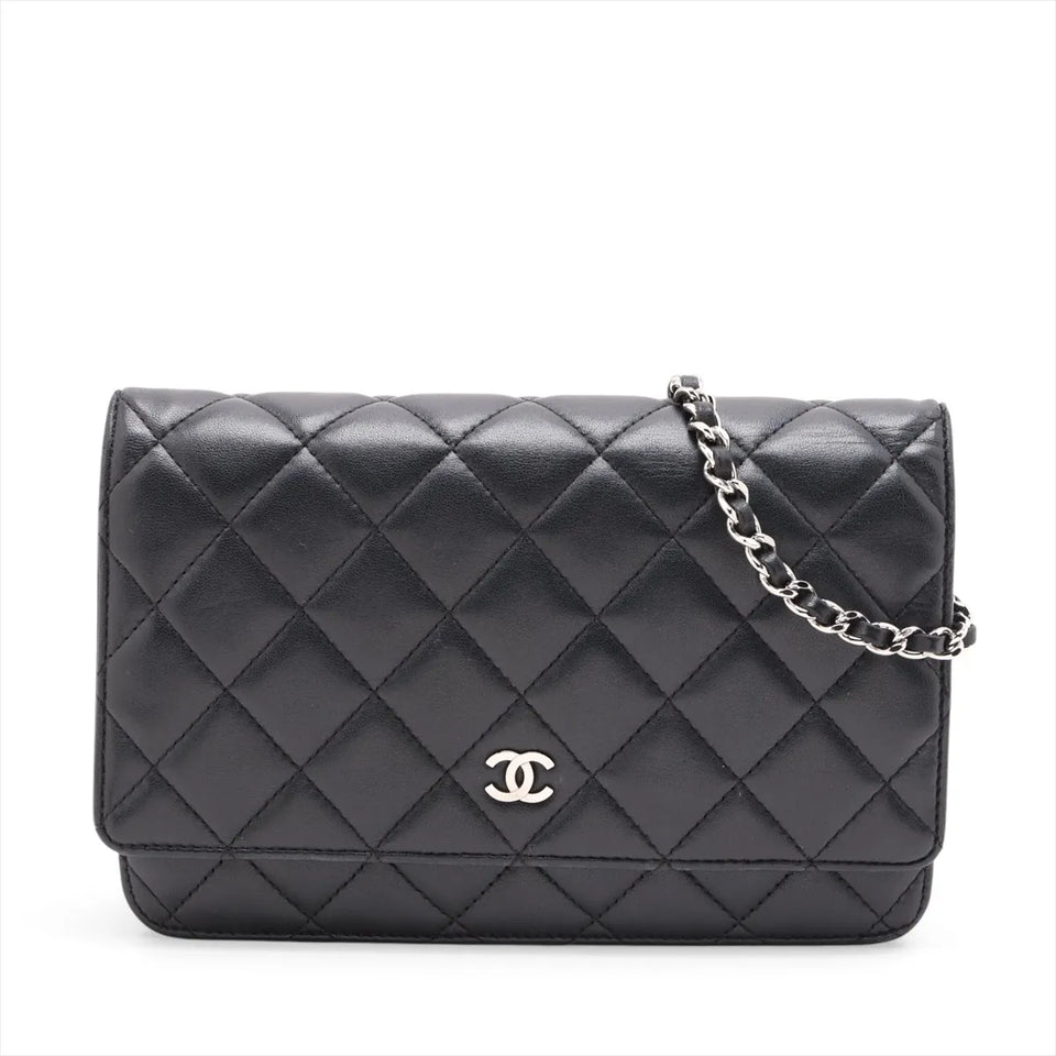 Chanel Wallet on Chain i sort quiltet læder med sølvfarvet kæde og CC-logo, set forfra
