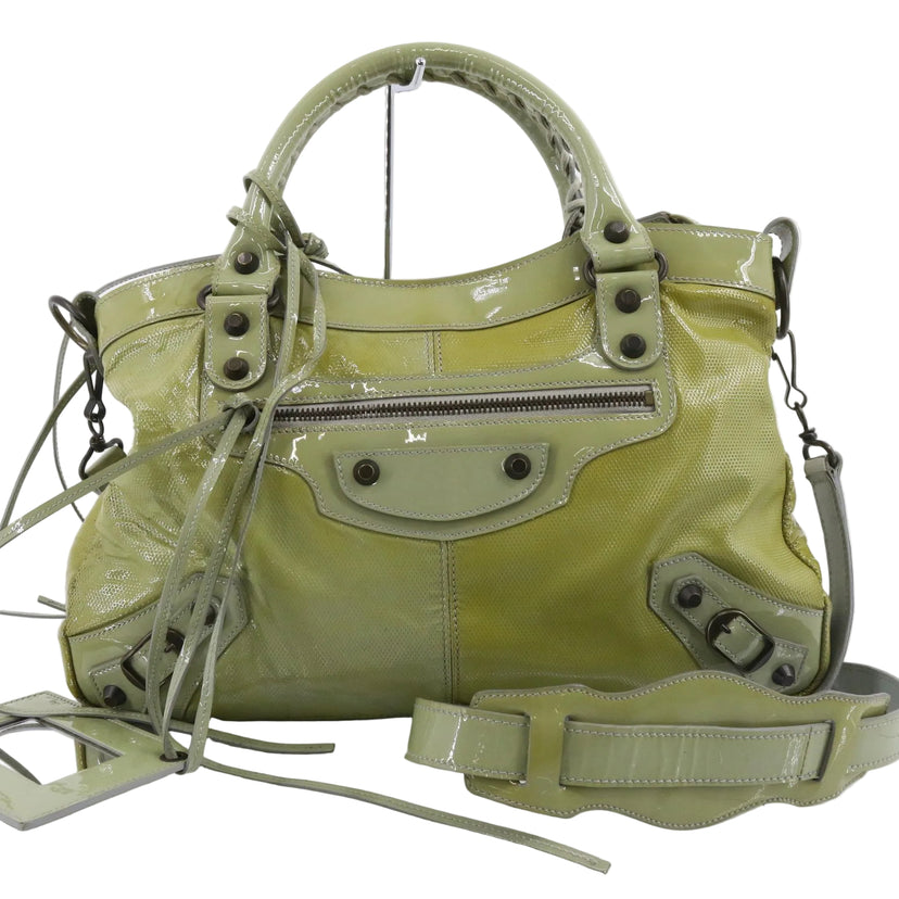 Balenciaga Classic 2-Way i limegrønt læder med nitter, hanke og skulderrem, set forfra