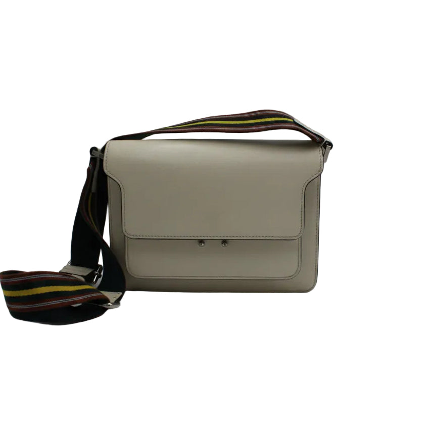Marni Trunk Bag i hvidt læder med stribet skulderrem, set forfra
