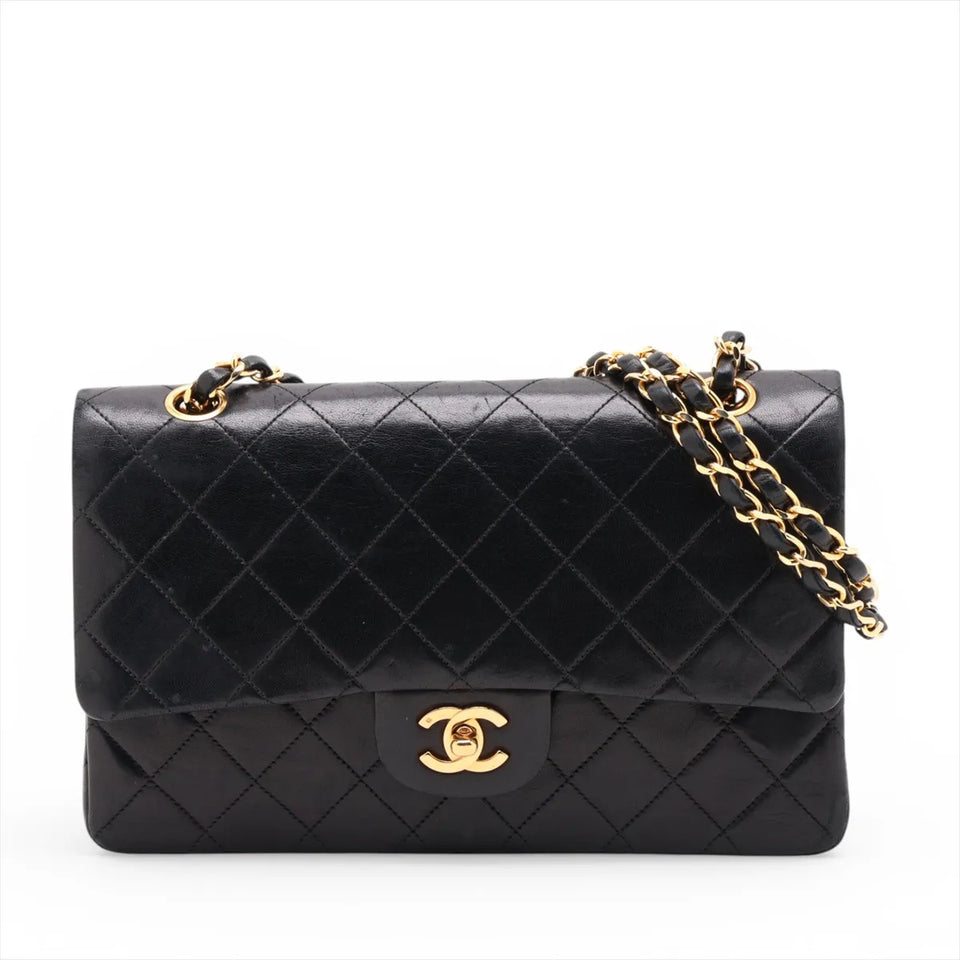Chanel Classic Double Flap Medium i sort quiltet lammeskind med guldfarvet CC-lås, set forfra
