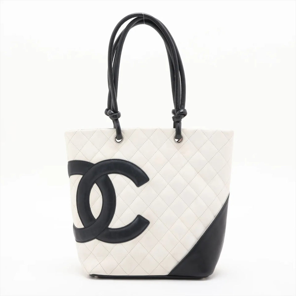 Chanel Cambon tote i hvidt quiltet læder med stort sort CC-logo, set forfra
